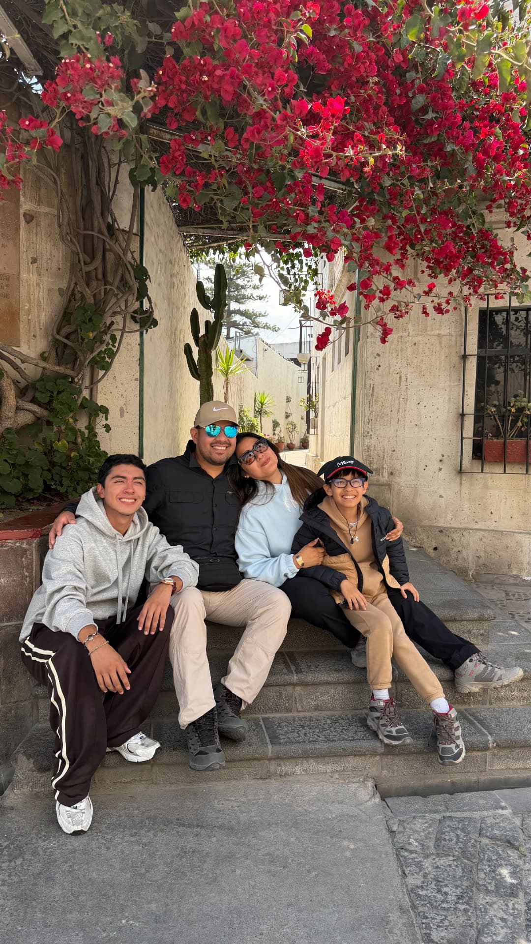 La familia reunida bajo las flores